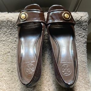 Tory Burch brown patent like new pumps
